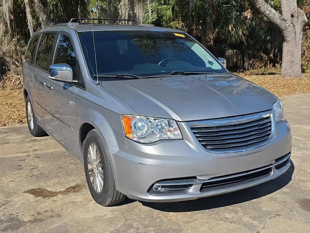 Used 2015 Chrysler Town & Country Limited image 5
