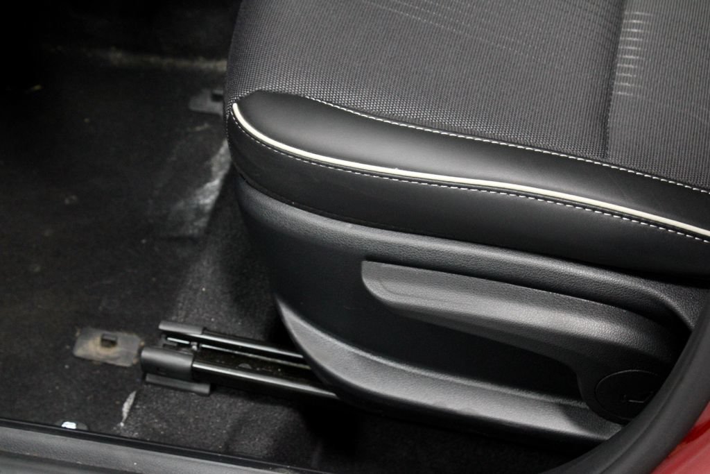 Certified 2025 Hyundai Venue Limited FWD image 25