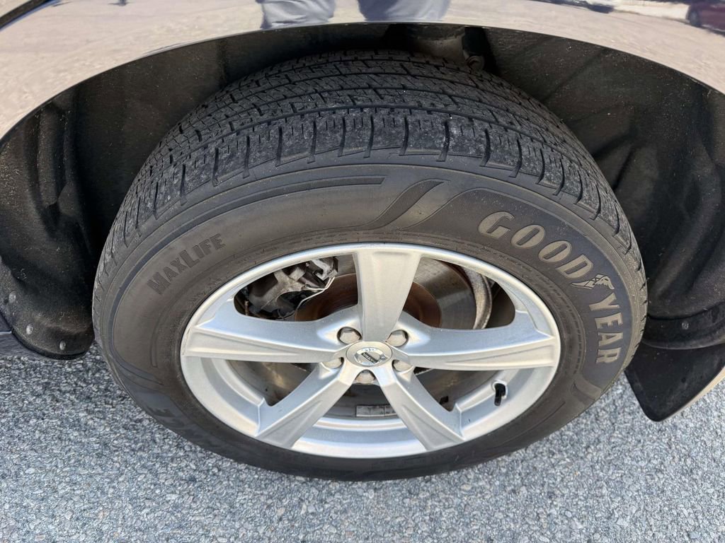 Used 2017 Volvo XC90 T5 Momentum w/ Vision Package image 12