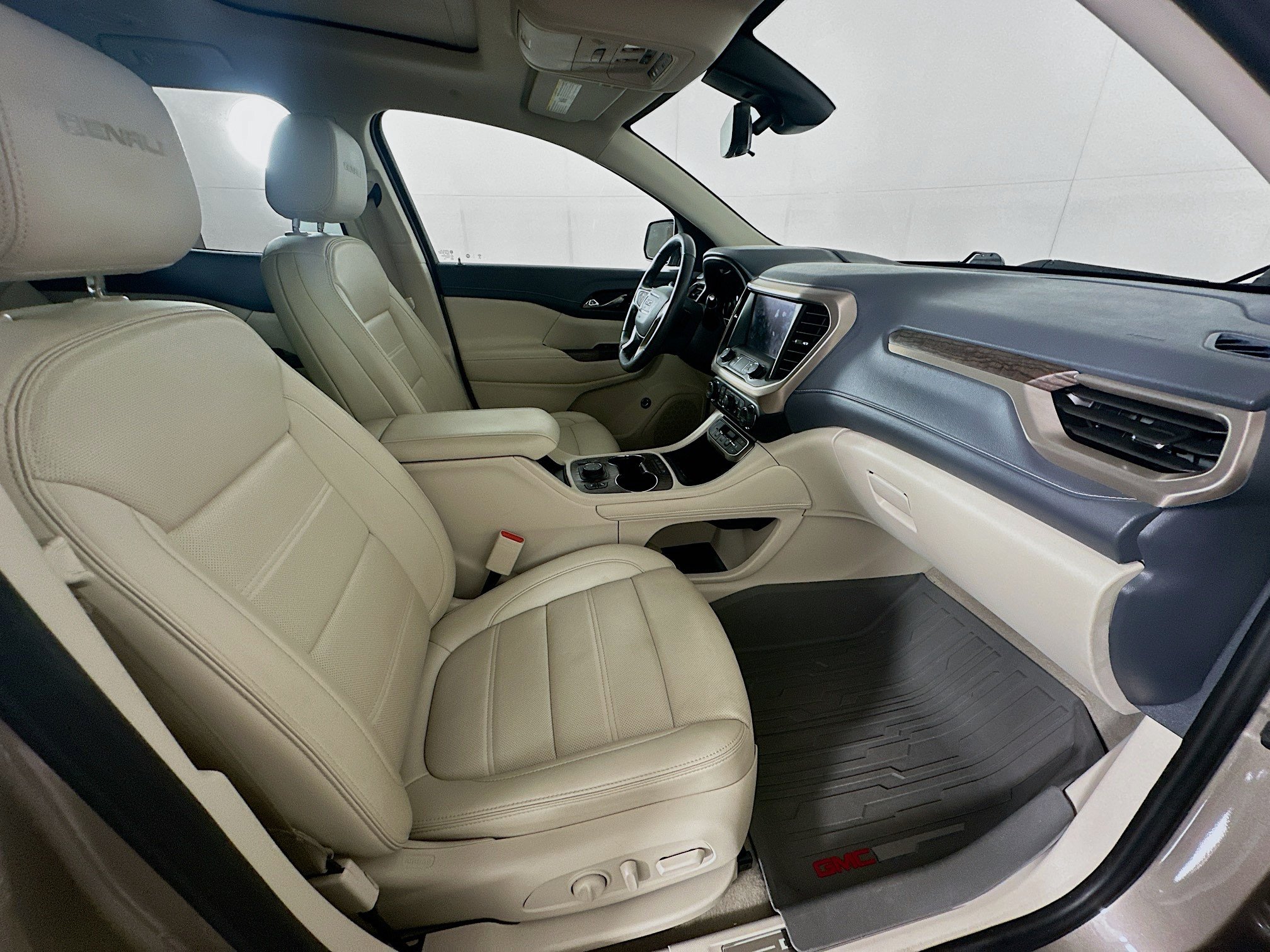 Used 2023 GMC Acadia Denali w/ Denali Ultimate Package FWD image 33