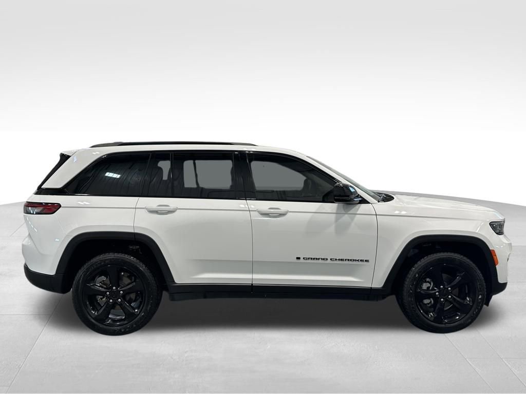 Used 2023 Jeep Grand Cherokee Limited w/ Black Appearance Package AWD/4WD image 8