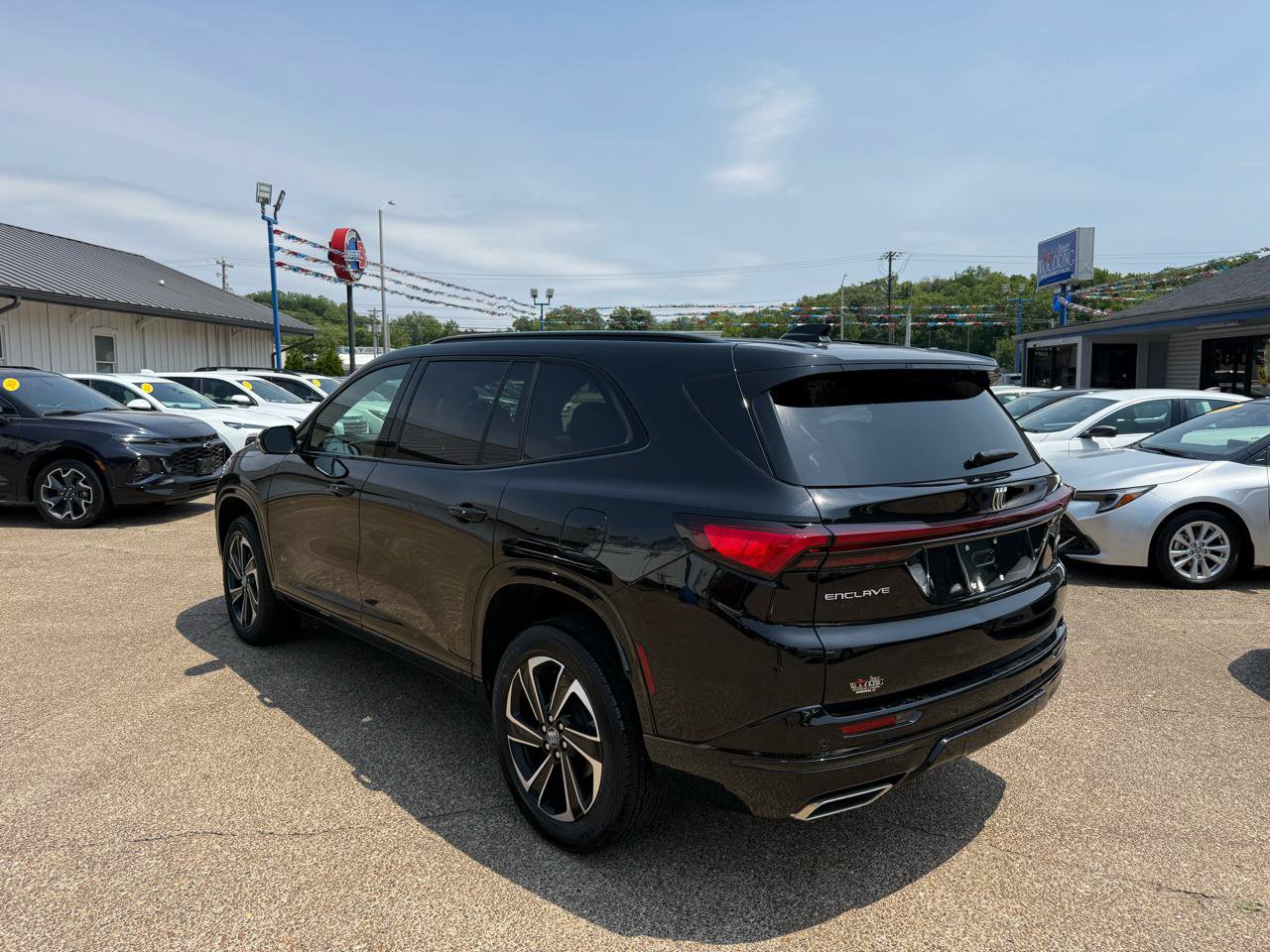 Used 2025 Buick Enclave Sport Touring FWD image 3