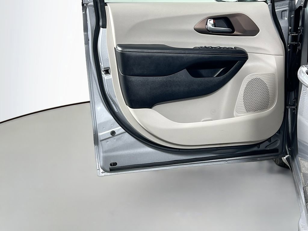 Used 2020 Chrysler Voyager LX image 17