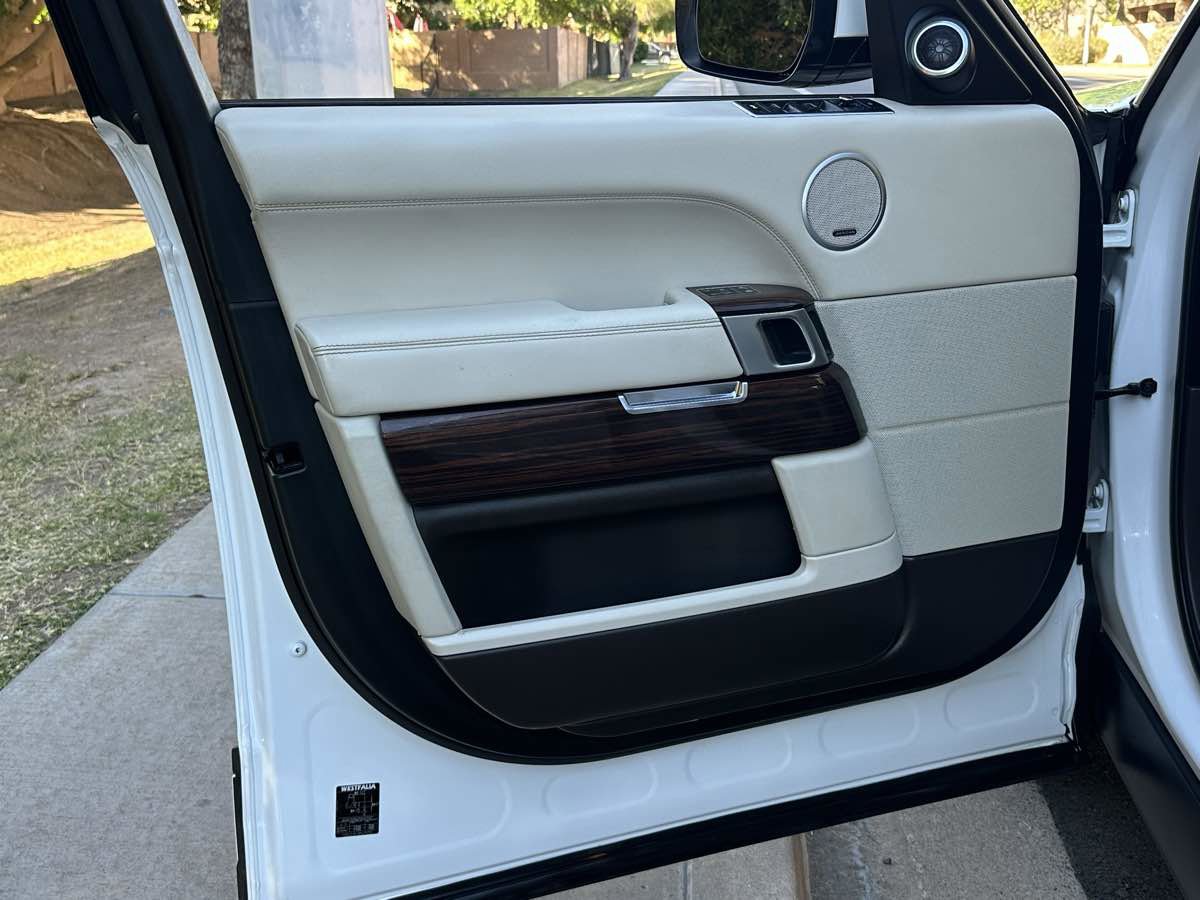 Used 2014 Land Rover Range Rover HSE image 52