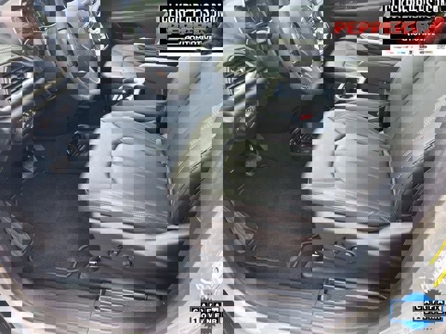 Used 2026 Chrysler Pacifica Select image 11