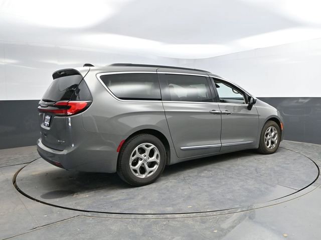 Used 2023 Chrysler Pacifica Limited FWD image 10