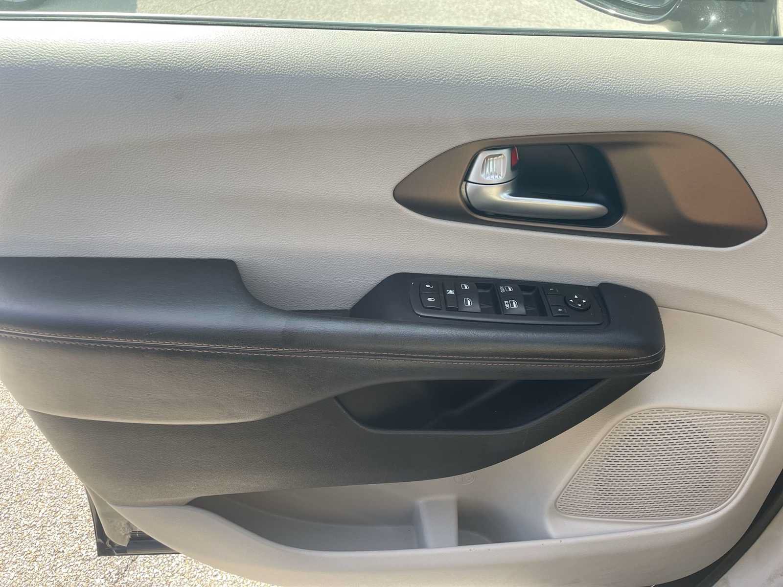 Used 2018 Chrysler Pacifica Touring Plus w/ Tire & Wheel Group FWD image 21