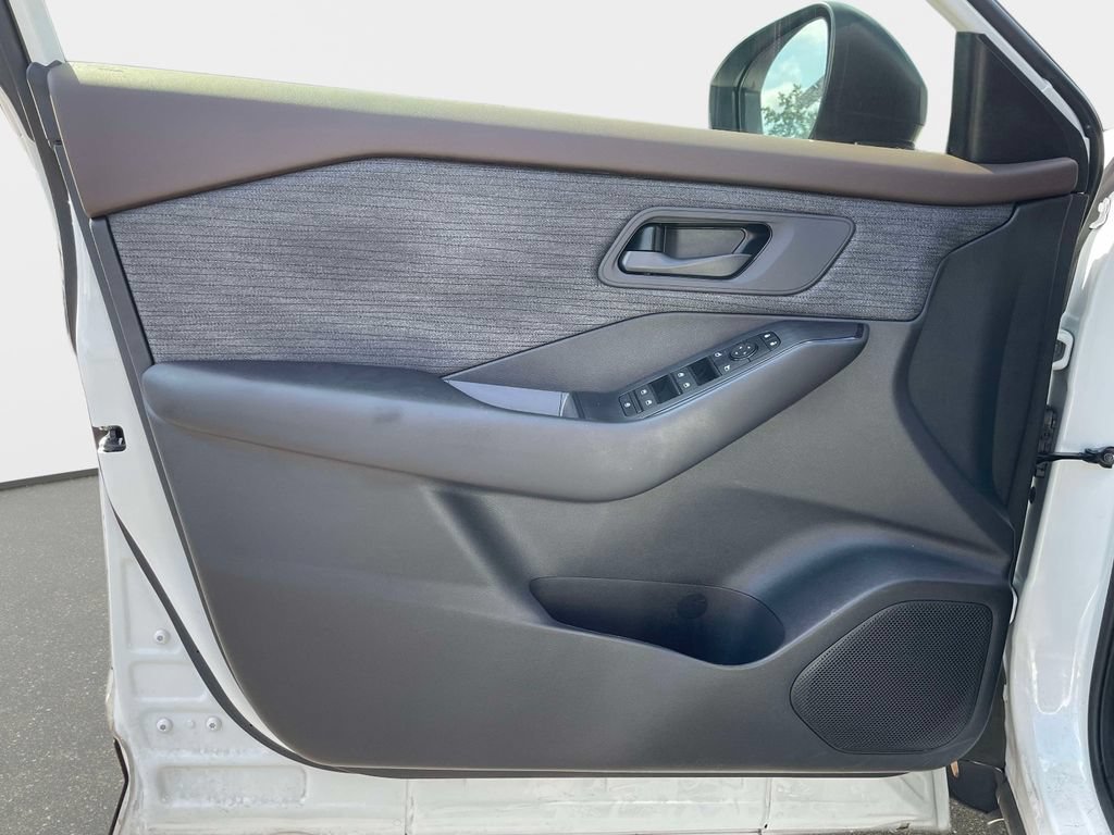 Used 2023 Nissan Rogue S AWD/4WD image 17