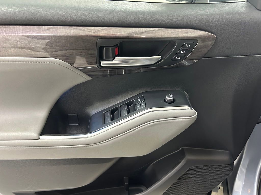 Used 2021 Toyota Highlander Platinum image 18