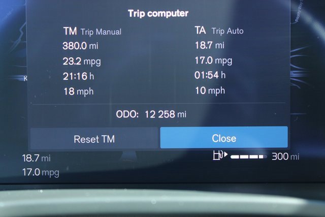 Used 2025 Volvo XC40 B5 Plus image 28