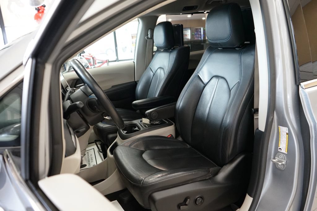 Used 2021 Chrysler Pacifica Touring-L w/ Uconnect Theater Family Group AWD/4WD image 3