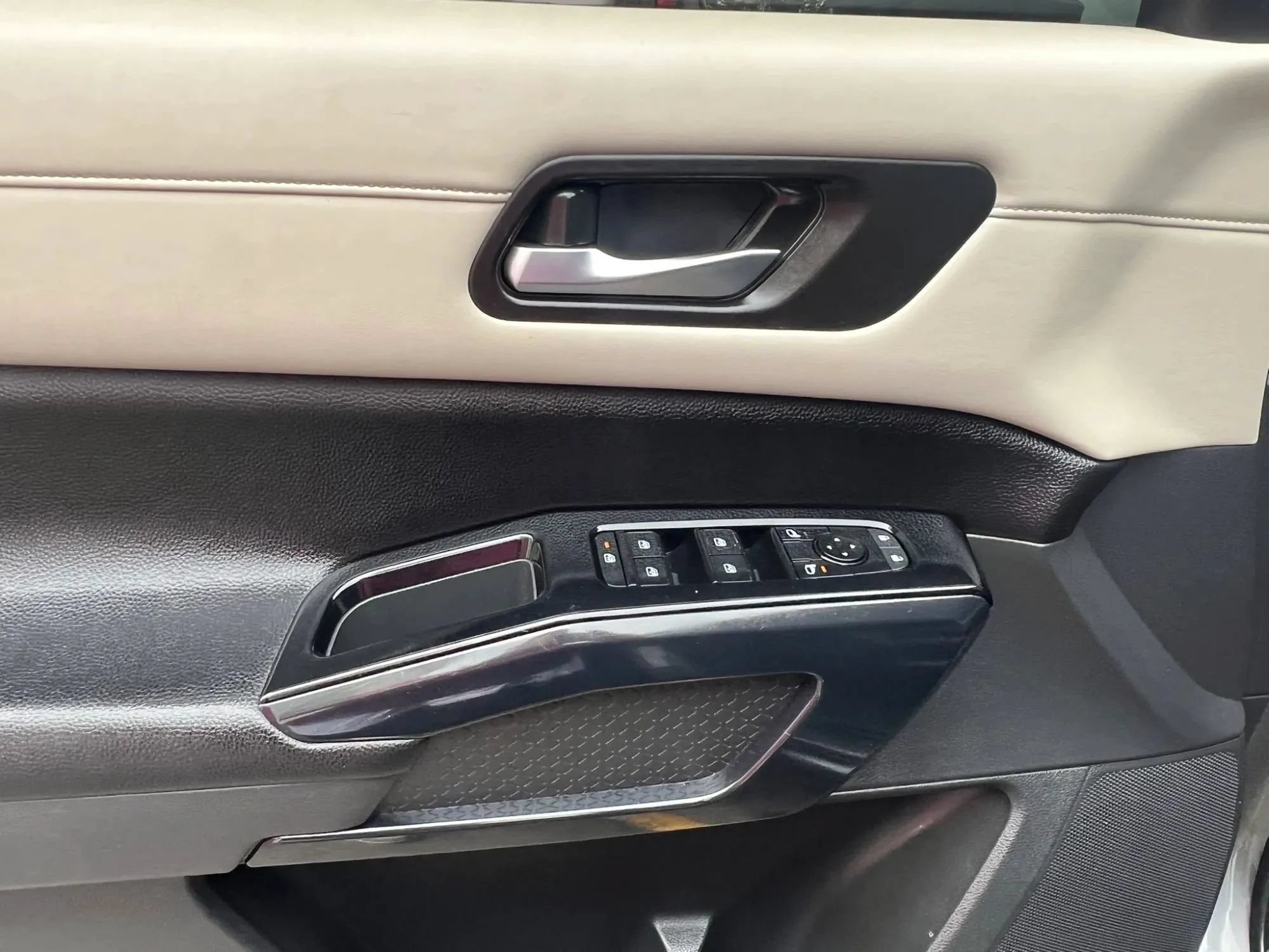 Used 2022 Nissan Pathfinder SV w/ SV Premium Package AWD/4WD image 13