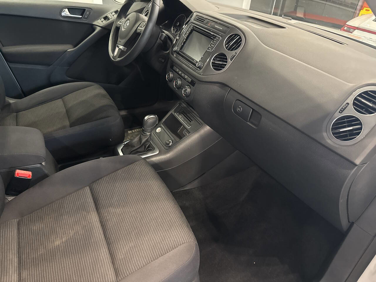 Used 2017 Volkswagen Tiguan Limited w/ Premium Package FWD image 39