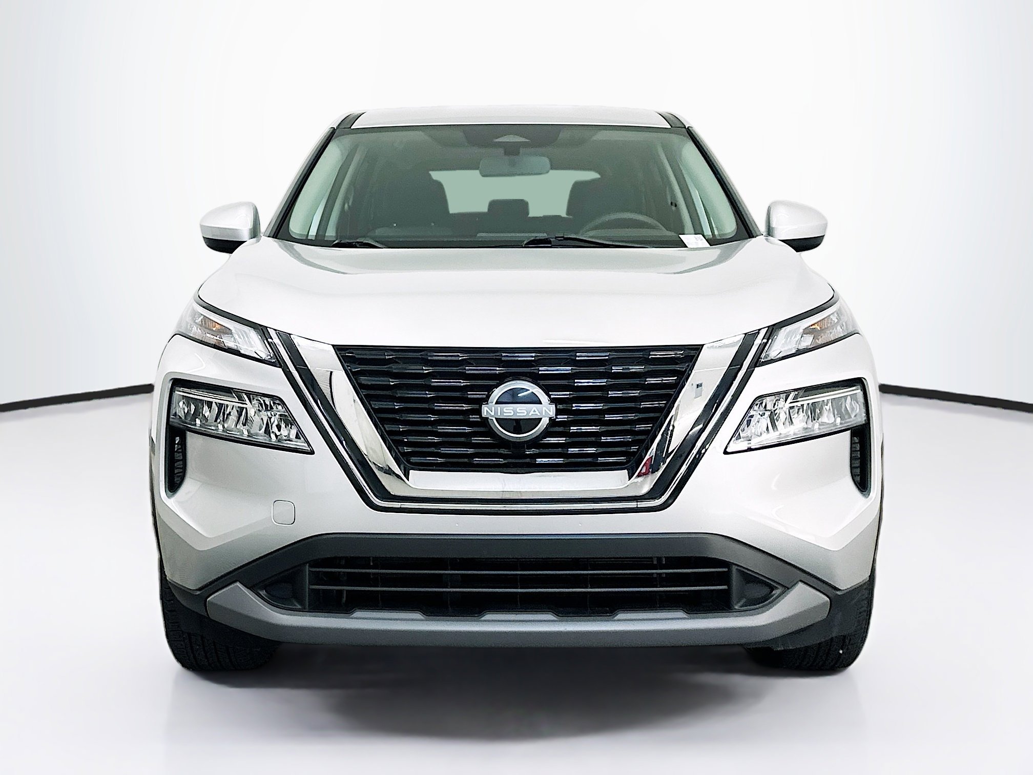 Used 2023 Nissan Rogue SV image 2