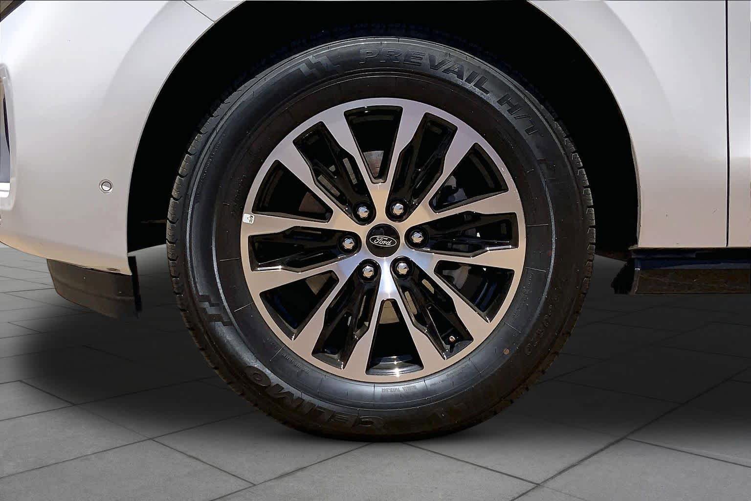 Used 2025 Ford Expedition Max Platinum AWD/4WD image 11