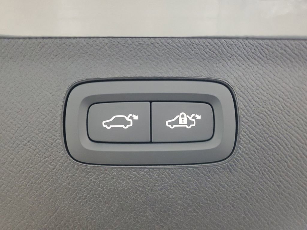 New 2025 Volvo XC90 B6 Core w/ Climate Package image 11