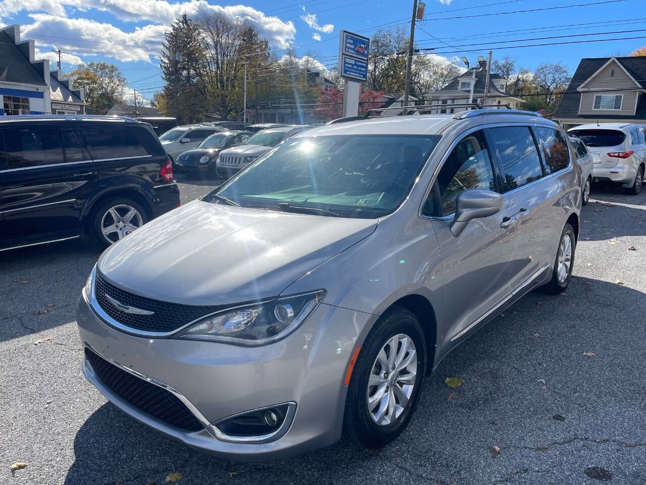 Used 2018 Chrysler Pacifica Touring-L image 2