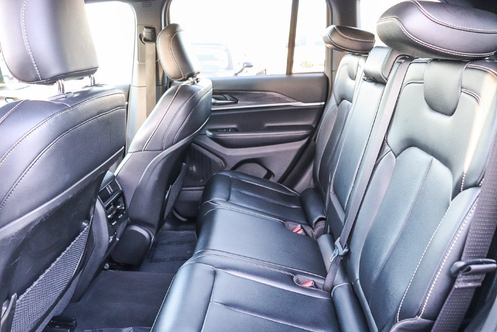 Used 2024 Jeep Grand Cherokee Limited RWD image 21