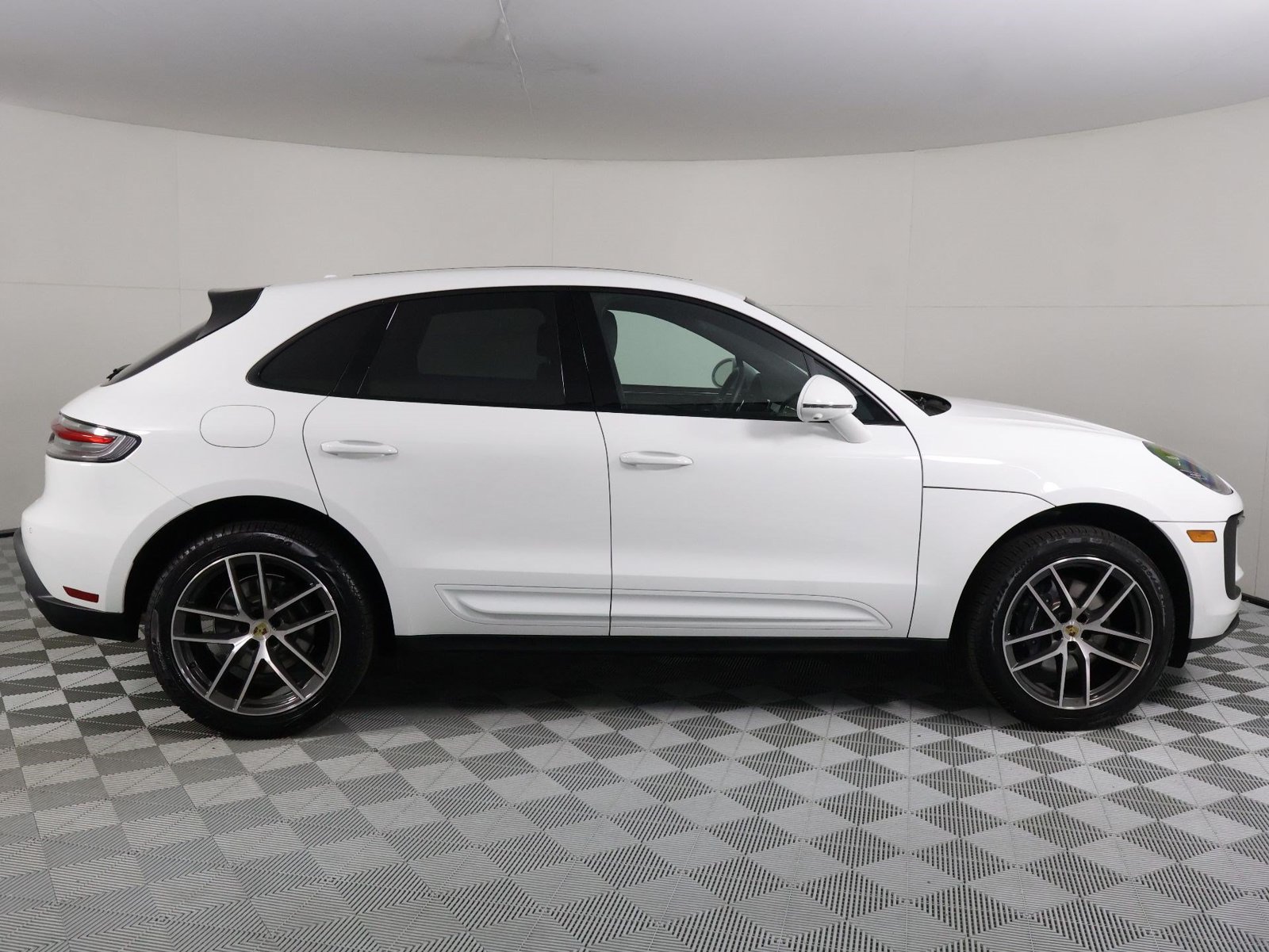 Certified 2026 Porsche Macan AWD/4WD image 8