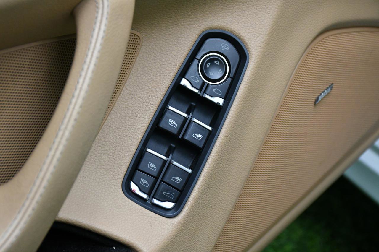 Used 2016 Porsche Panamera 4 AWD/4WD image 15