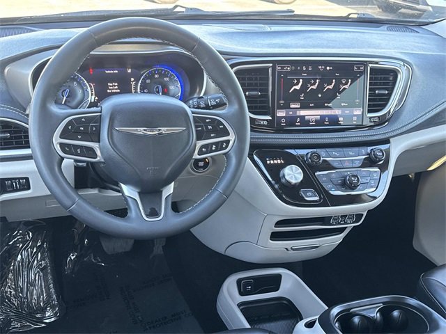 Used 2023 Chrysler Pacifica Touring-L image 7