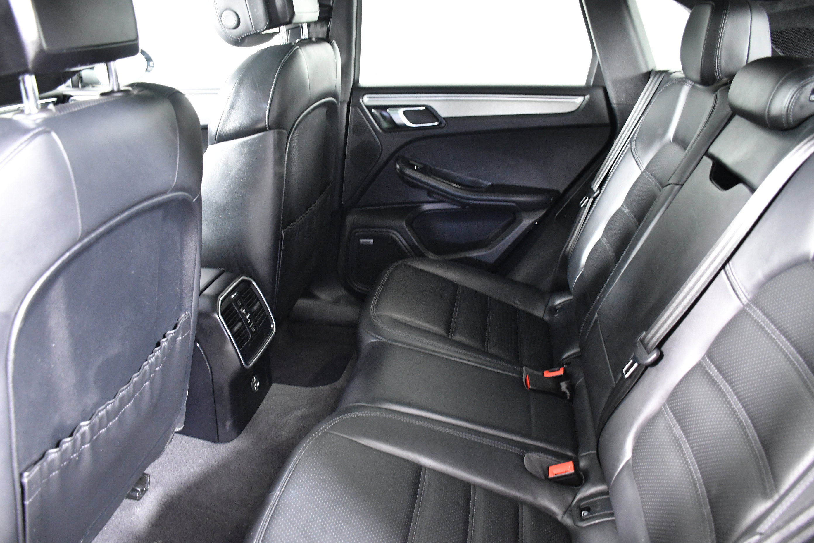 Used 2020 Porsche Macan Turbo image 22