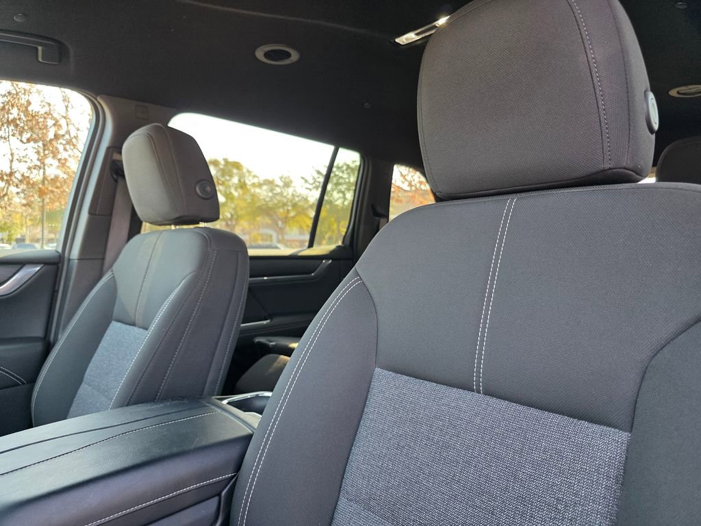 Used 2025 GMC Acadia Elevation image 10