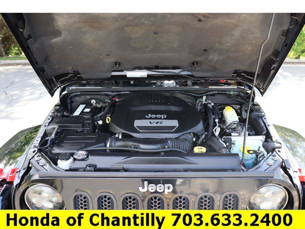 Used 2015 Jeep Wrangler Unlimited Sahara w/ Connectivity Group AWD/4WD image 30