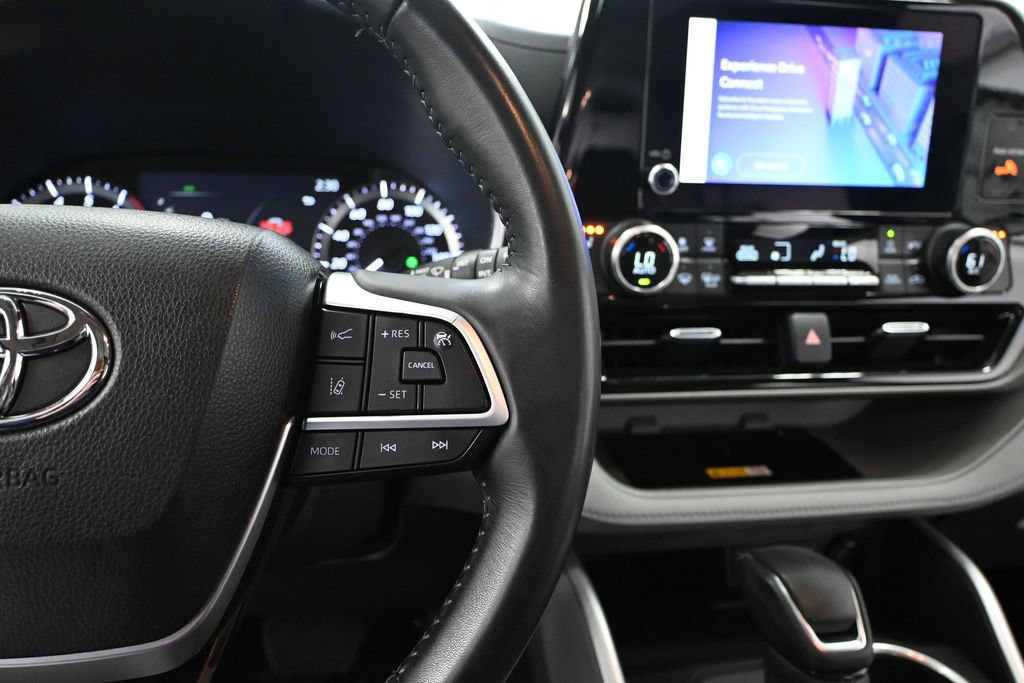 Used 2023 Toyota Highlander XLE AWD/4WD image 22