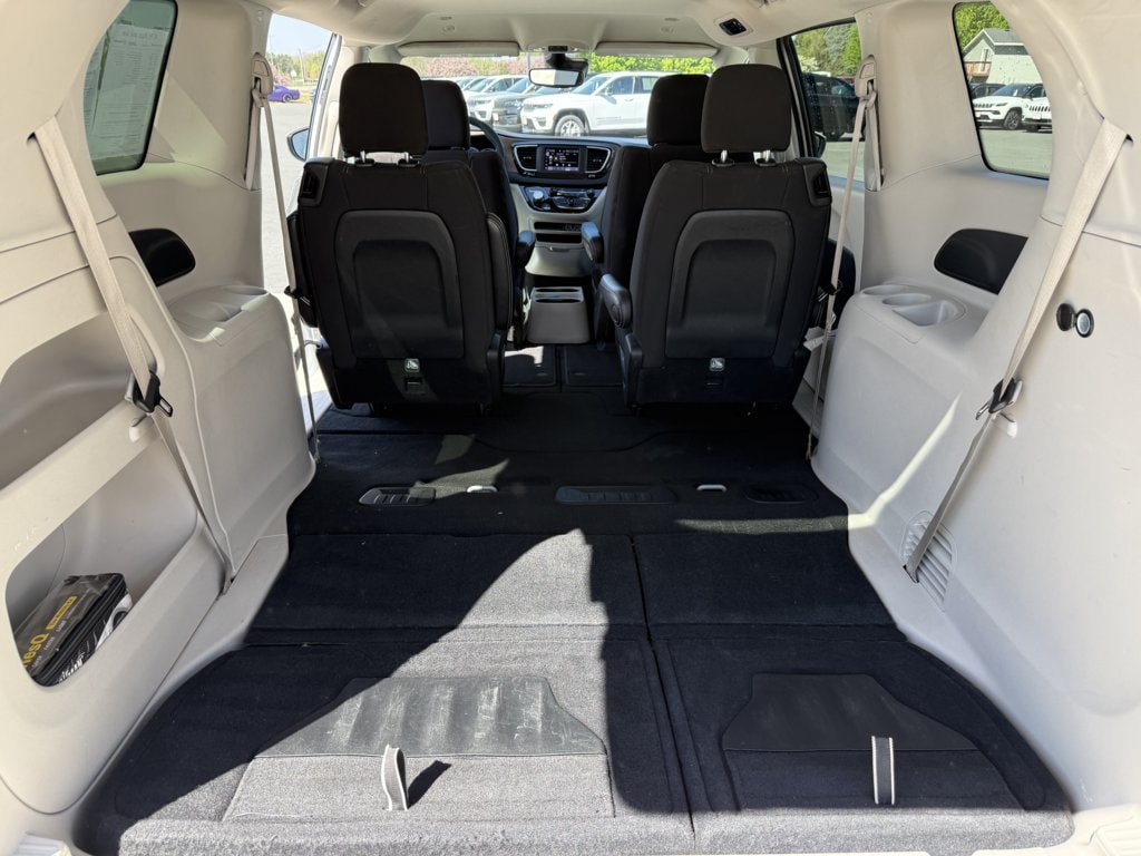Used 2023 Chrysler Voyager LX FWD image 18