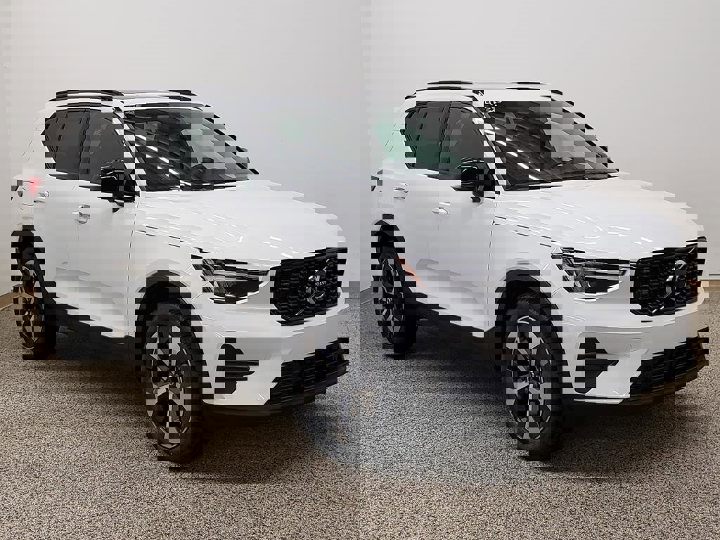 New 2026 Volvo XC40 B5 Core w/ Climate Package
