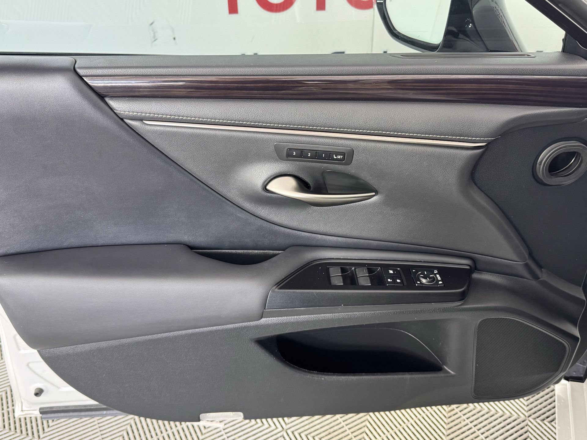 Used 2020 Lexus ES 350 w/ Premium Package FWD image 11