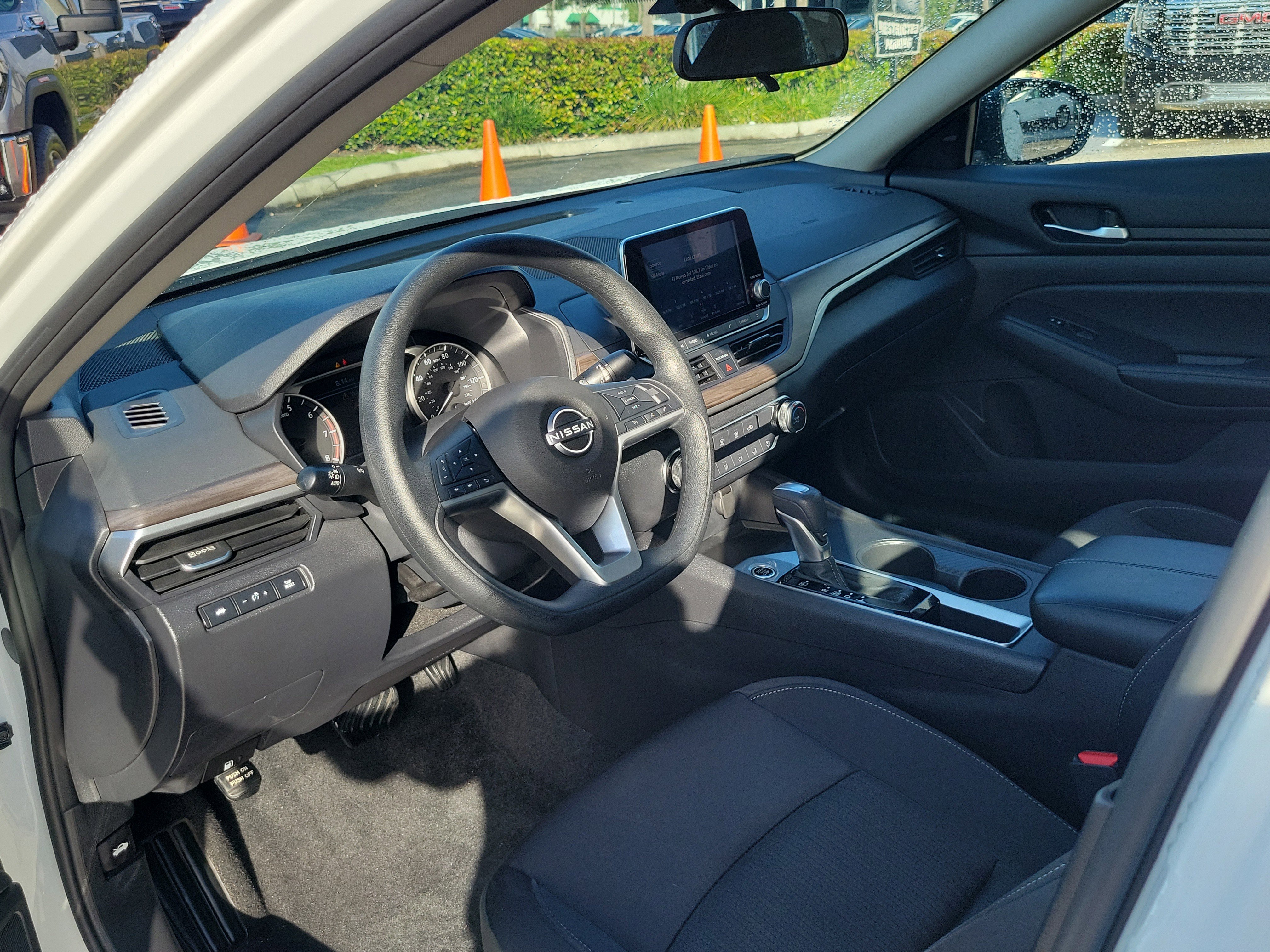 Used 2025 Nissan Altima 2.5 SV image 9