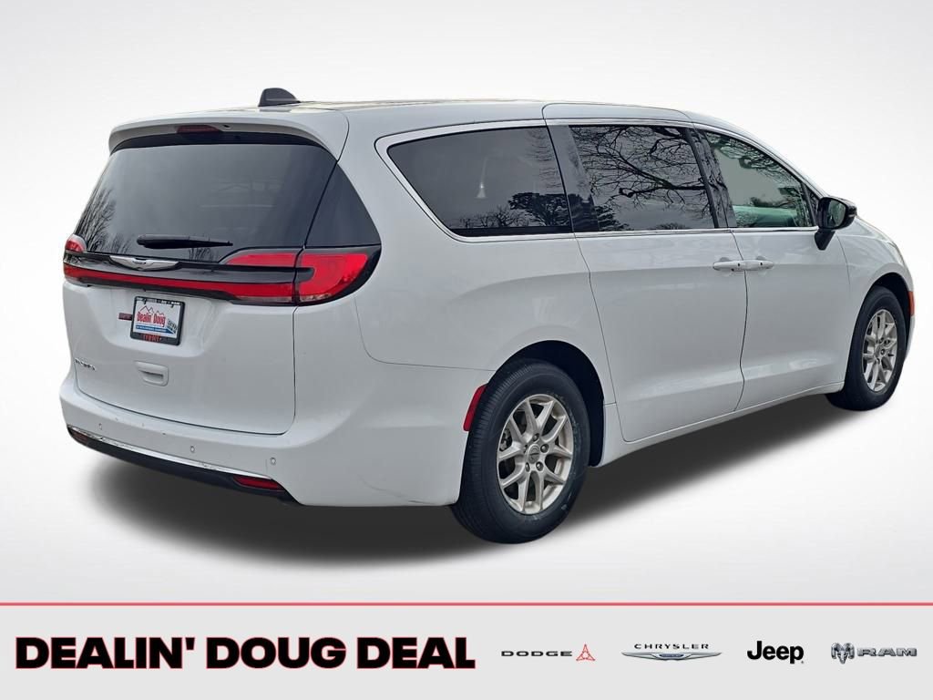 Used 2024 Chrysler Pacifica Touring-L image 5