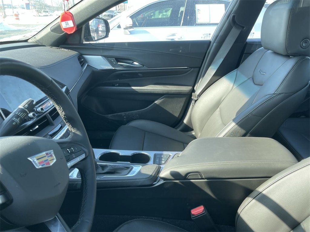 Used 2025 Cadillac CT4 Premium Luxury image 4