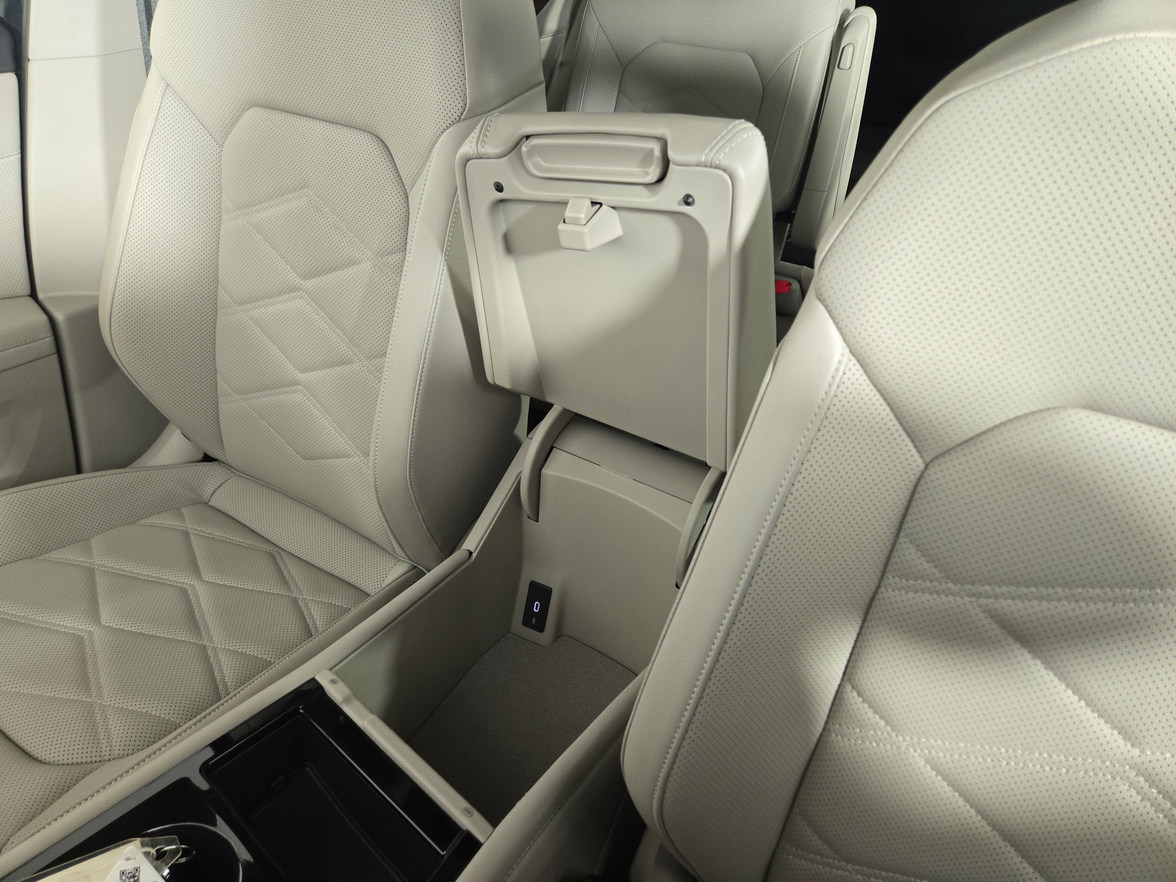 Used 2025 Volkswagen Atlas SE image 28