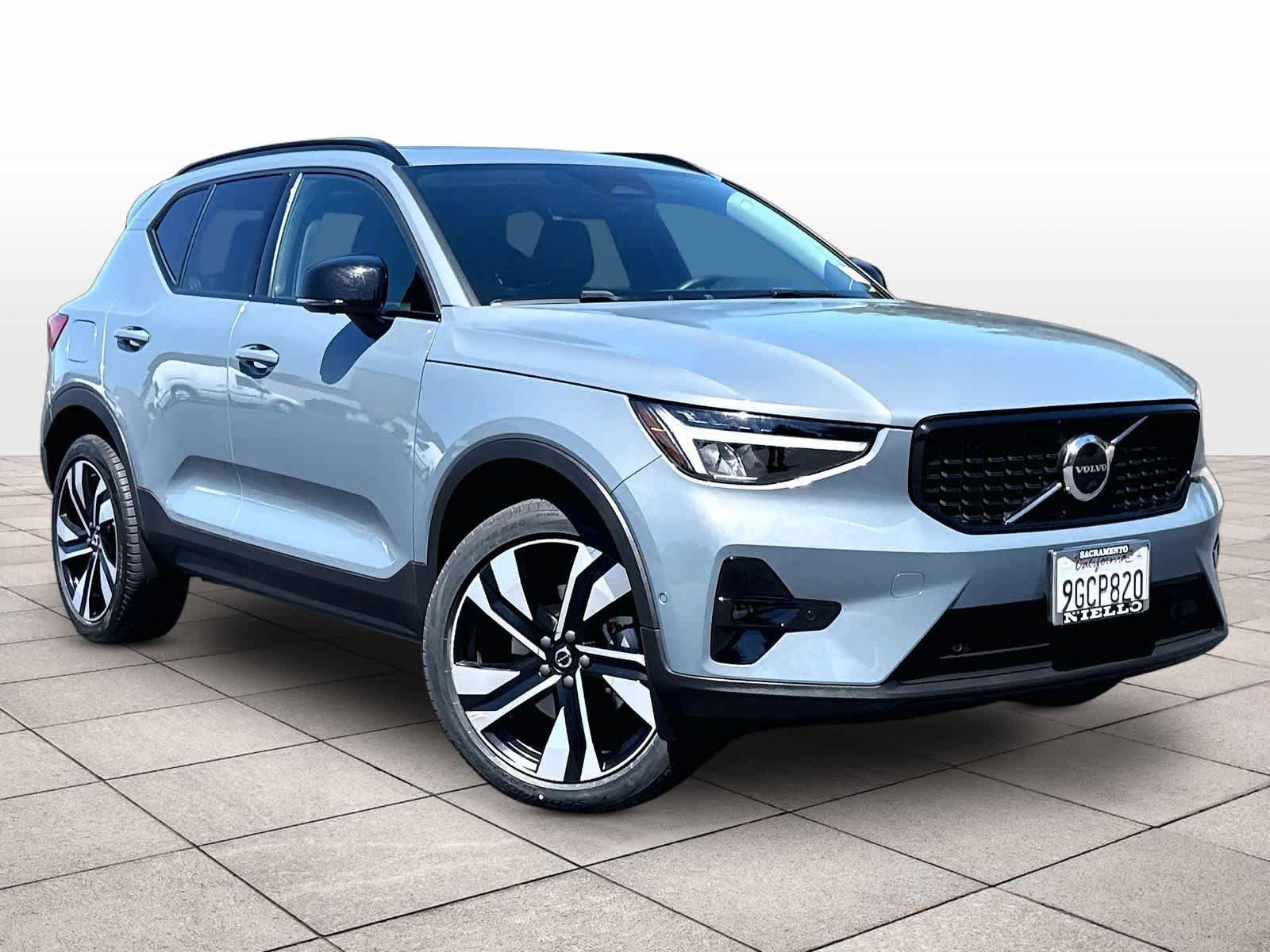 Used 2023 Volvo XC40 B5 Plus w/ Driver Assist Package AWD/4WD image 2