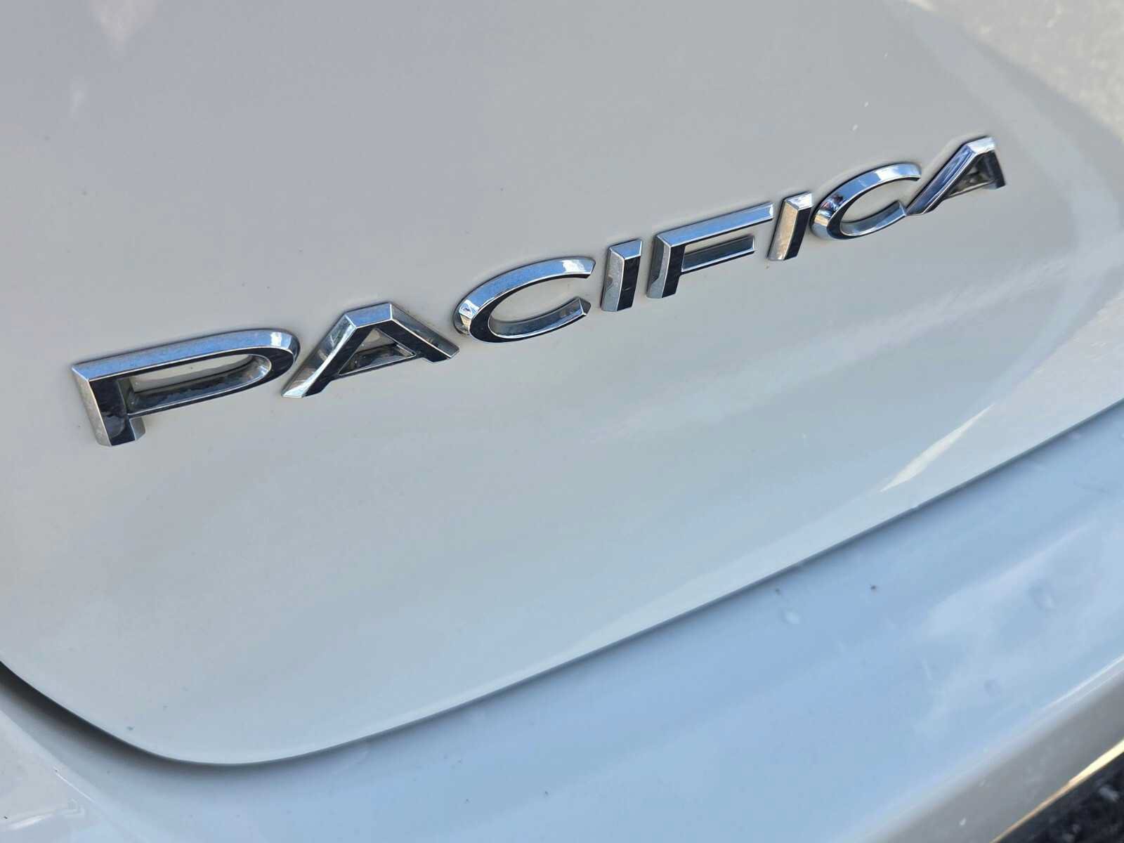Used 2023 Chrysler Pacifica Touring-L FWD image 18