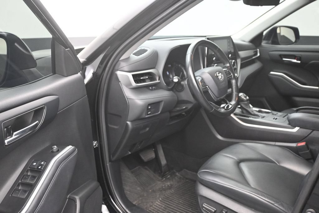 Used 2021 Toyota Highlander XLE FWD image 11