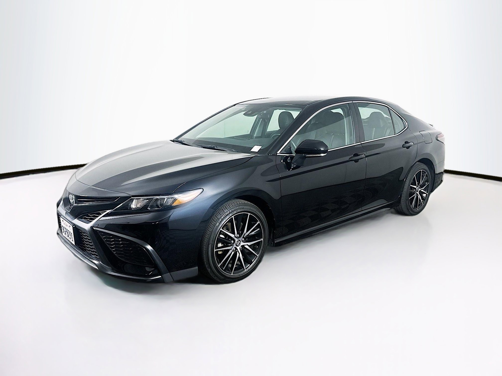 Used 2023 Toyota Camry SE image 3