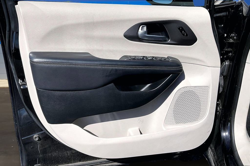 Used 2024 Chrysler Pacifica Touring-L image 20