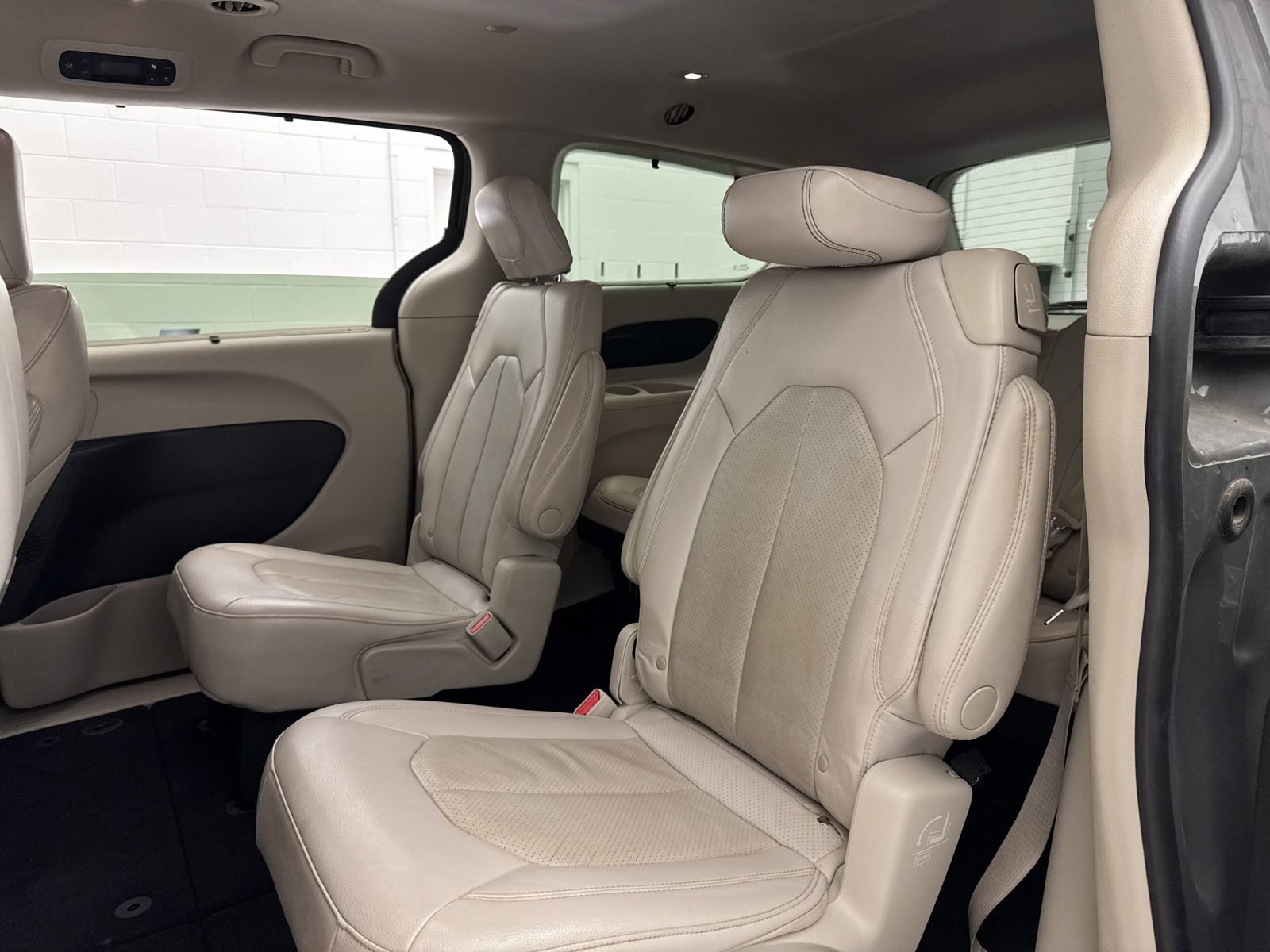 Used 2021 Chrysler Pacifica Touring-L FWD image 29