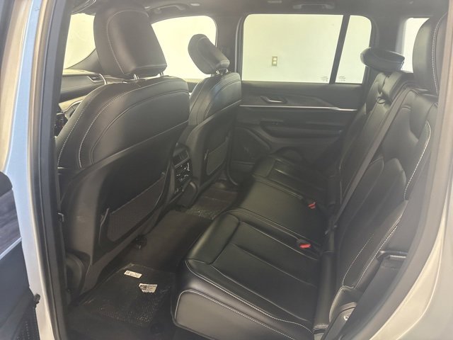 Used 2024 Jeep Grand Cherokee Limited w/ Black Appearance Package image 17