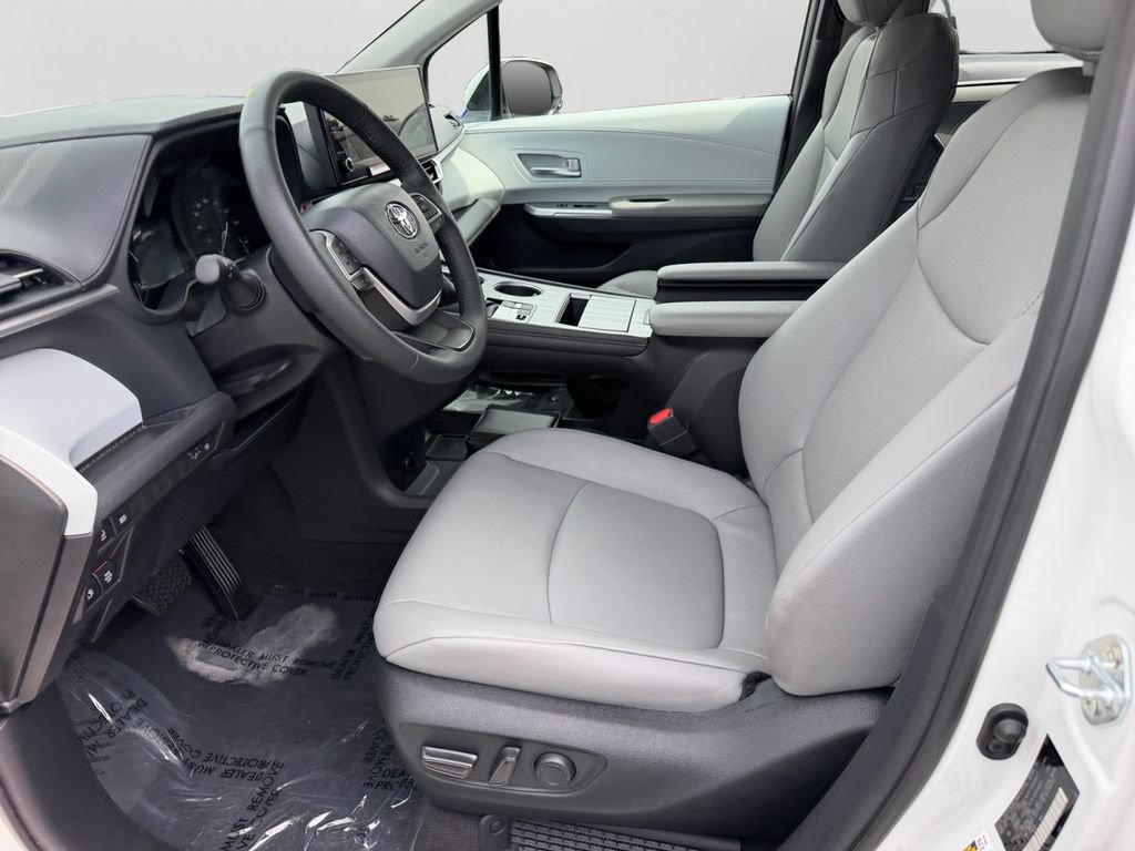 Used 2025 Toyota Sienna XLE AWD/4WD image 16