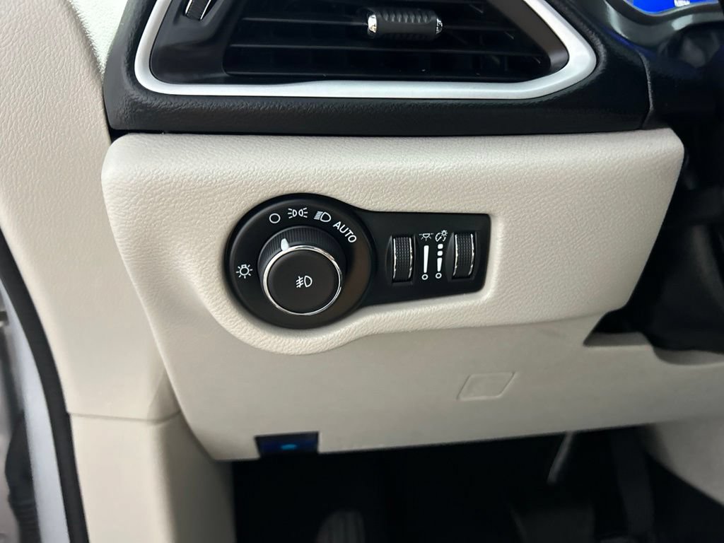 Used 2024 Chrysler Pacifica Touring-L FWD image 29