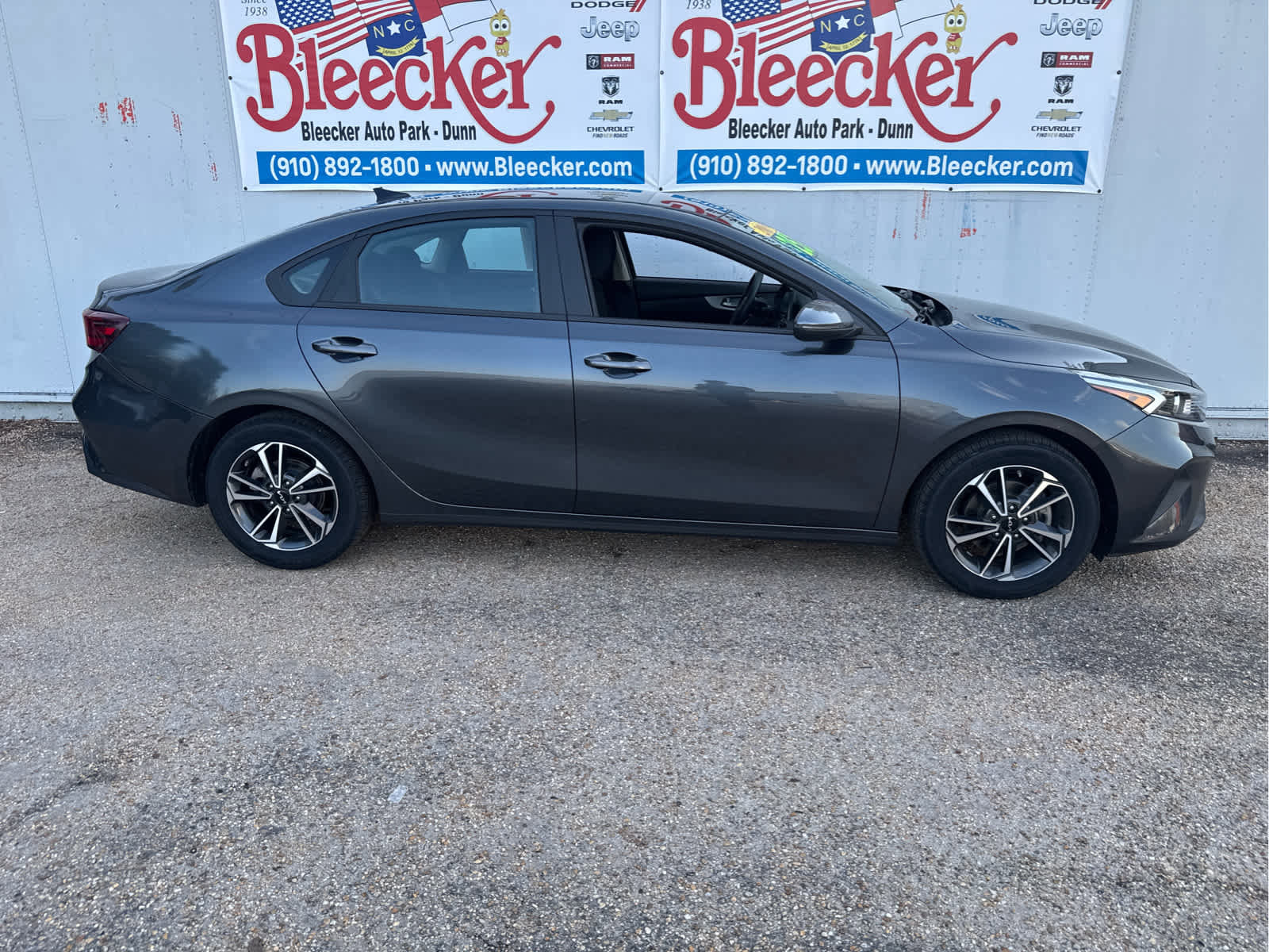 Used 2023 Kia Forte LXS w/ LXS Technology Package FWD image 2