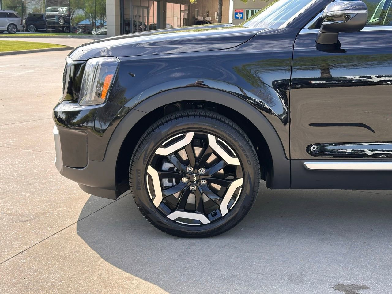 Used 2025 Kia Telluride EX w/ EX Captain's Chair Package image 8