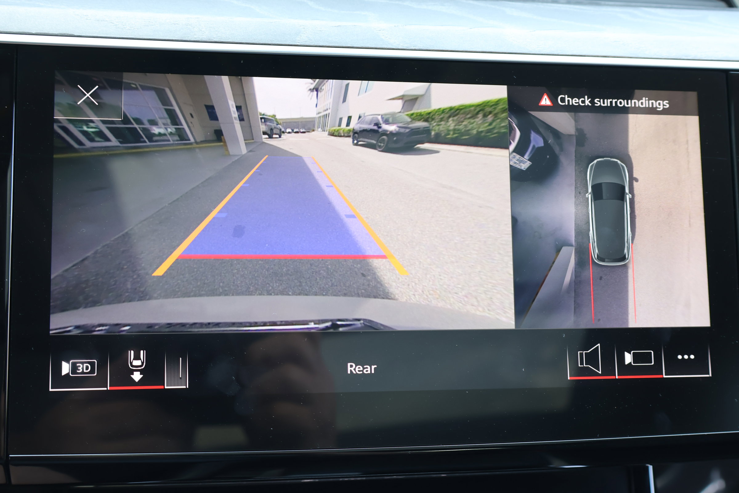 Used 2021 Audi e-tron Premium w/ Convenience Plus Package image 4