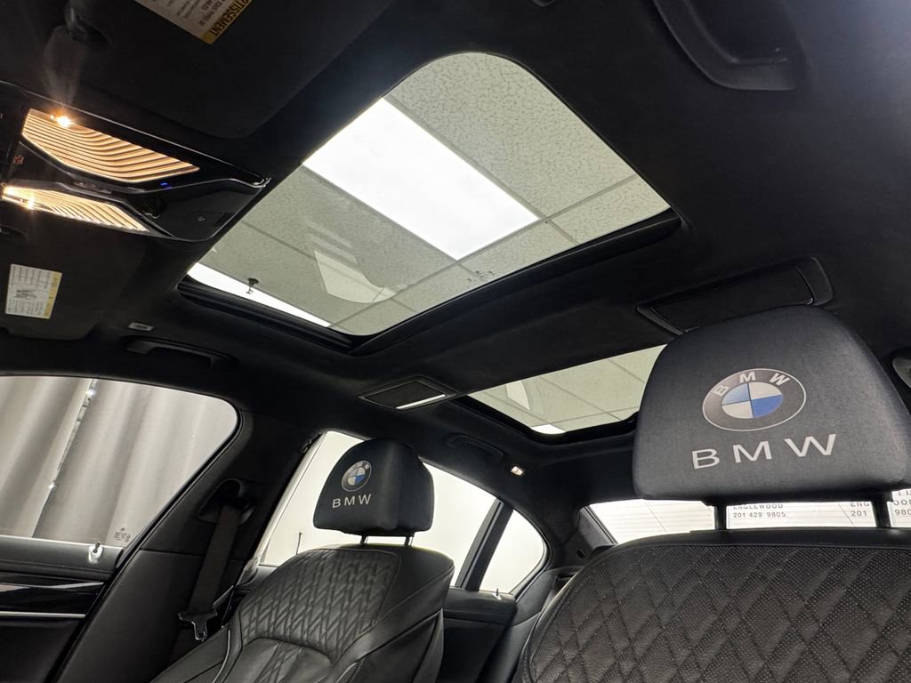 Used 2018 BMW 750i xDrive image 27