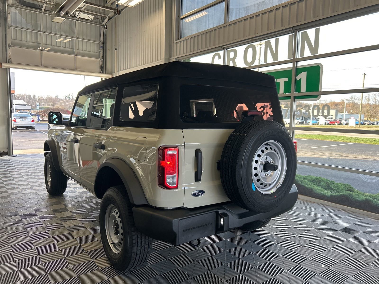 New 2025 Ford Bronco 4-Door image 4